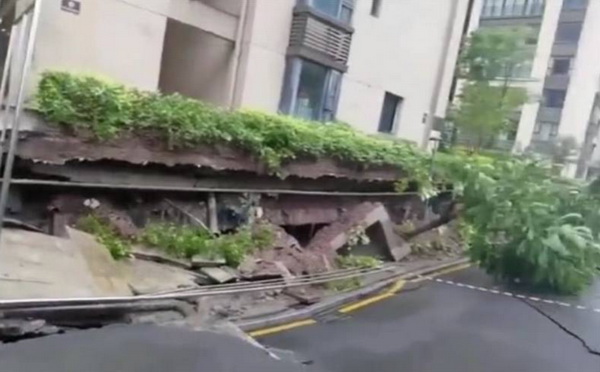 重庆一小区道路发生塌陷露出地基