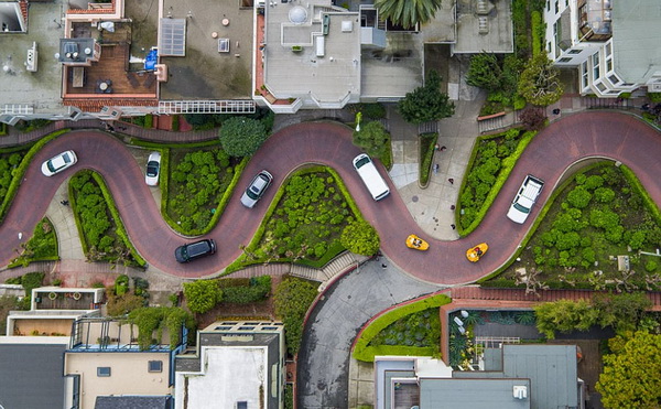 无人机航拍小区w型道路俯视图