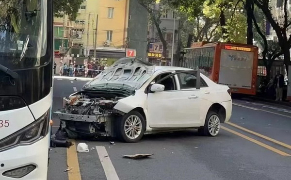 被肇事车辆撞毁的电动自行车