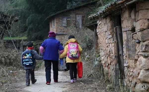 祖母接孙子女放学